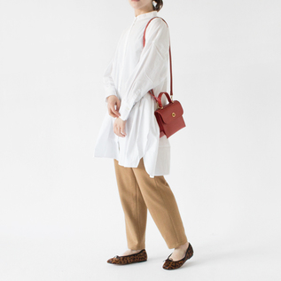 小物で色を取り入れる着こなしにも(WHITE、身長162cm)