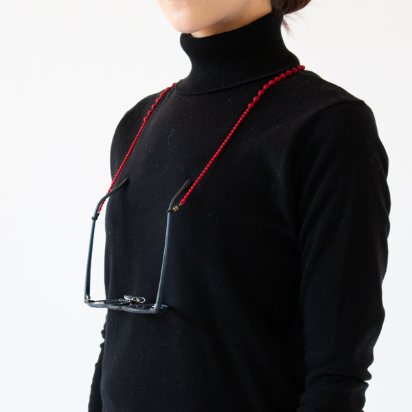 長さは、外したときメガネがちょうど胸の辺りにくる70㎝(RED)