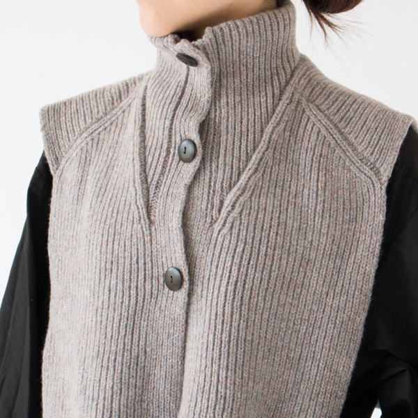 ボタン仕様のハイネック