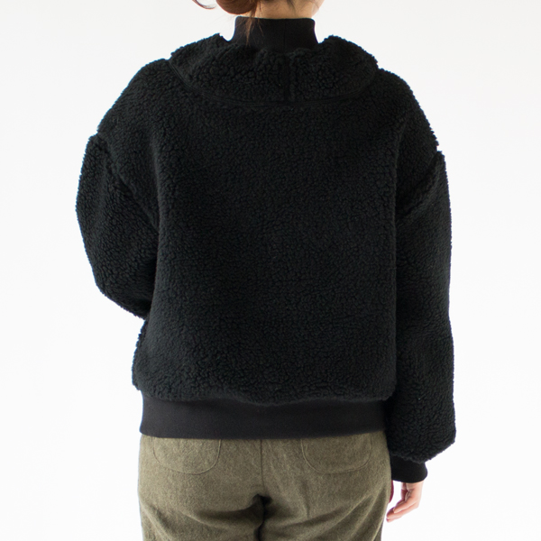 シンプルなシルエットから覗く切り替えがアクセントに(身長162cm、BLACK)