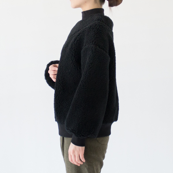 肩周りが動かしやすくゆったりと着れます(身長162cm、BLACK)