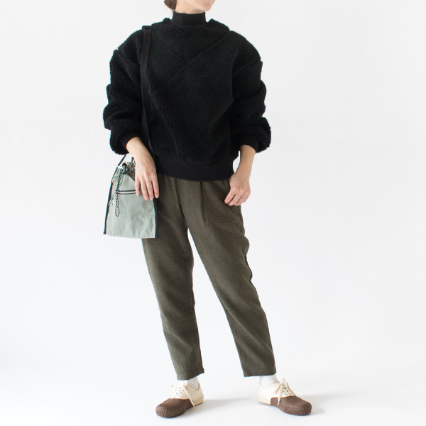 冬のスタイリングに合わせやすいカラー(身長162cm、BLACK)