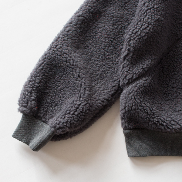 ふんわりとした袖口にもリブがついています(GREY)