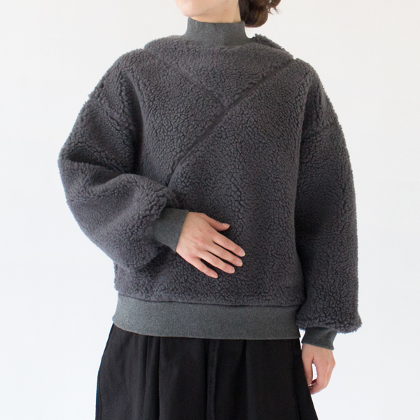 着物の前合わせから着想した切り替え(身長162cm、GREY)