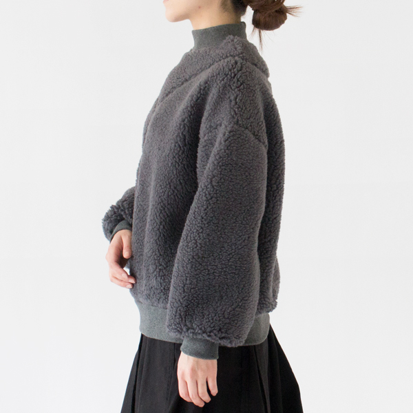 肩周りが動かしやすくゆったりと着れます(身長162cm、GREY)