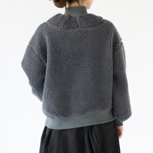 シンプルなシルエットから覗く切り替えがアクセントに(身長162cm、GREY)