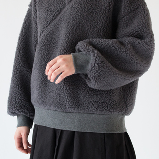 ふんわりとボリュームを持たせて可愛らしい袖口(身長162cm、GREY) ふんわりとボリュームを持たせて可愛らしい袖口(身長162cm、GREY)
