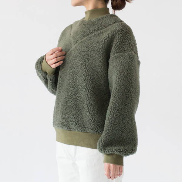 肩周りが動かしやすくゆったりと着れます(身長162cm、GREEN)