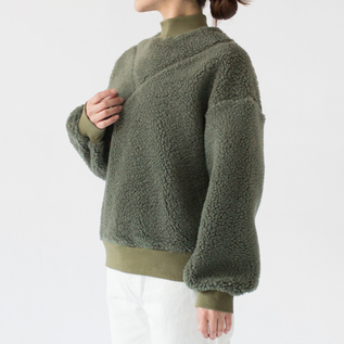 肩周りが動かしやすくゆったりと着れます(身長162cm、GREEN) 肩周りが動かしやすくゆったりと着れます(身長162cm、GREEN)