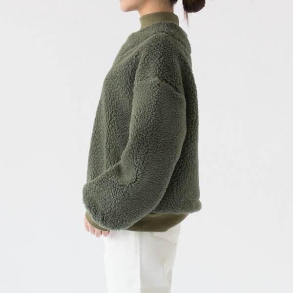肩周りが動かしやすくゆったりと着れます(身長162cm、GREEN)