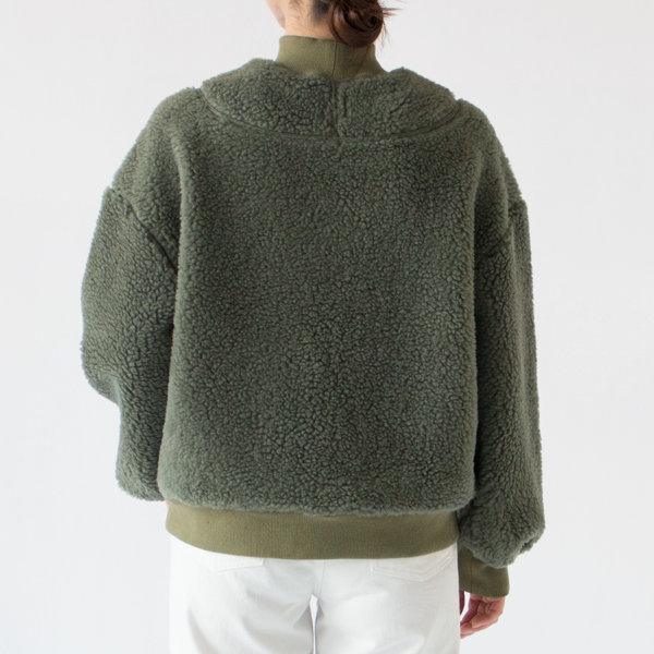 シンプルなシルエットから覗く切り替えがアクセントに(身長162cm、GREEN)