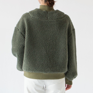 シンプルなシルエットから覗く切り替えがアクセントに(身長162cm、GREEN) シンプルなシルエットから覗く切り替えがアクセントに(身長162cm、GREEN)
