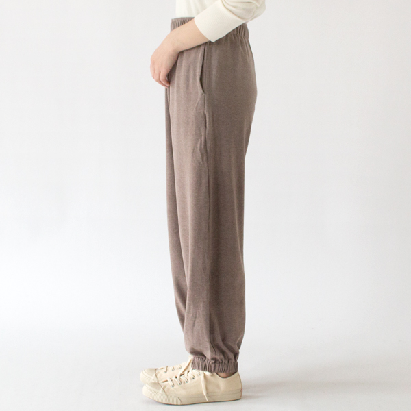 リラックスして穿けるゆとりのあるデザイン (身長162cm、BEIGE)