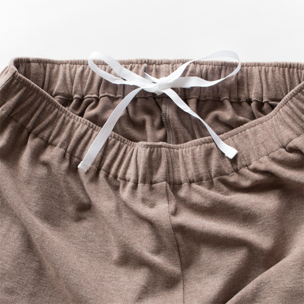 ウエストは総ゴムで、内側の紐でサイズ調整できます (BEIGE)