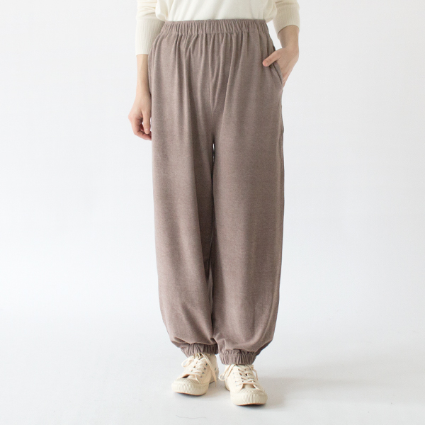 リラックスして穿けるゆとりのあるデザイン (身長162cm、BEIGE)