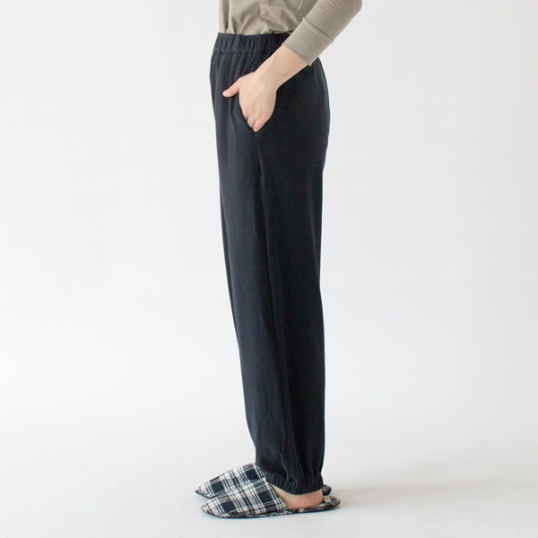 リラックスして穿けるゆとりのあるデザイン(身長162cm,NAVY)