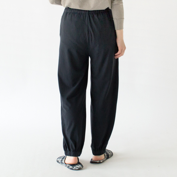 リラックスして穿けるゆとりのあるデザイン(身長162cm、NAVY)