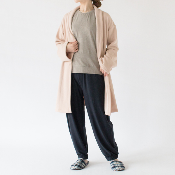 お手持ちのルームウェアに合わせやすいカラー(身長162cm、NAVY)