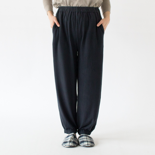 リラックスして穿けるゆとりのあるデザイン(身長162cm、NAVY)