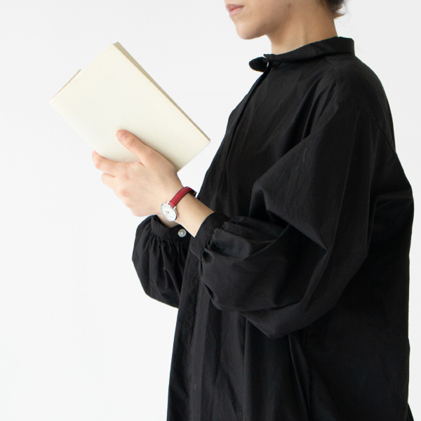 手元の所作に合わせて、バンドの合わせの色が綺麗に見えるデザイン(AKQK462/紅葉)
