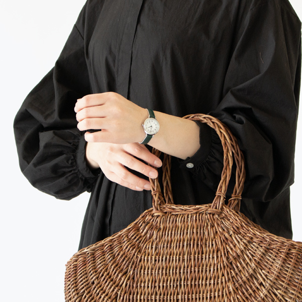 手元の所作に合わせて、バンドの合わせの色が綺麗に見えるデザイン(AKQK463/黒木賊)