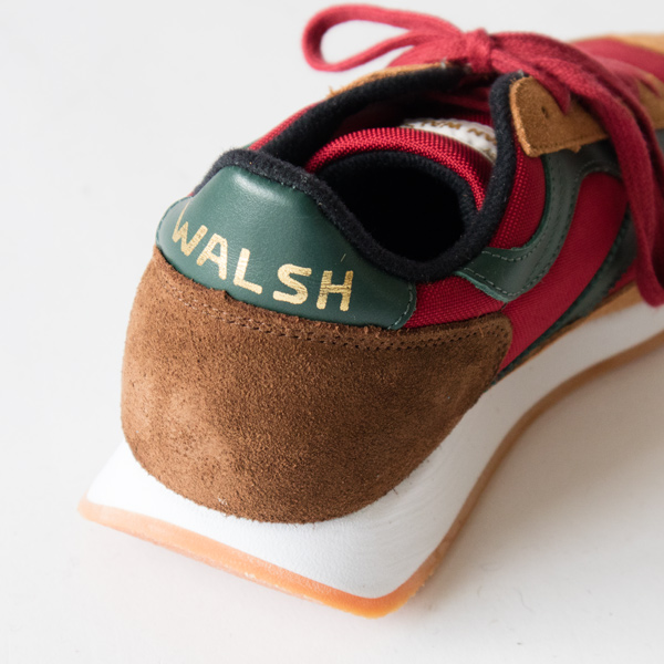 かかとで輝くWALSHのロゴ