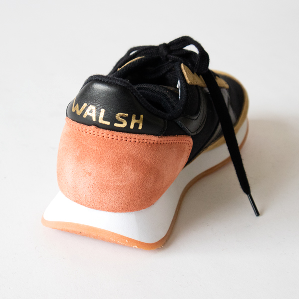 かかとで輝くWALSHのロゴ