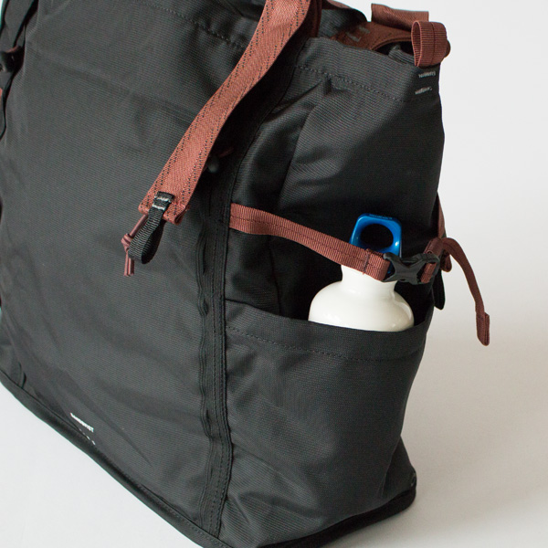 サイドポケットには水筒を固定できるベルト付き(BLACK) サイドポケットには水筒を固定できるベルト付き(BLACK)