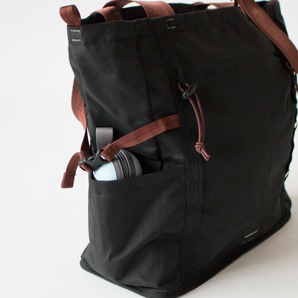 サイドポケットには水筒を固定できるベルト付き(BLACK) サイドポケットには水筒を固定できるベルト付き(BLACK)