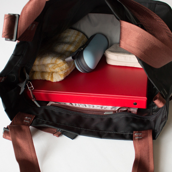 A4書類などちょっとした旅行の荷物も入れられます(BLACK) A4書類などちょっとした旅行の荷物も入れられます(BLACK)