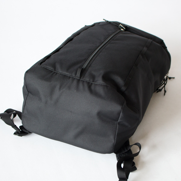 バックパック SUNE(BLACK WITH BLACK WEBBING) バックパック SUNE(BLACK WITH BLACK WEBBING)