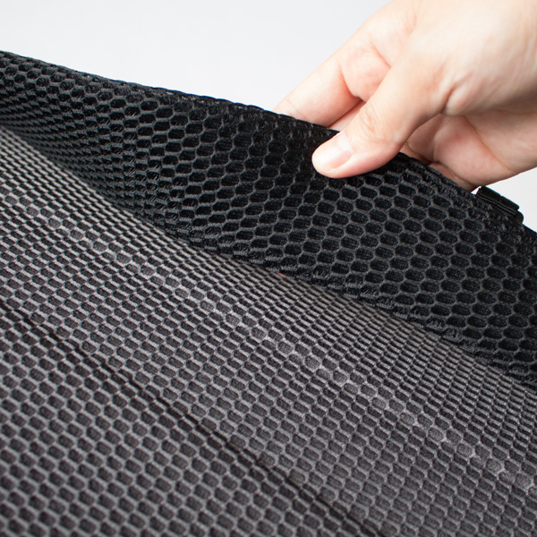 背中に当たる所は、通気性の良いメッシュ仕様(BLACK WITH BLACK WEBBING) 背中に当たる所は、通気性の良いメッシュ仕様(BLACK WITH BLACK WEBBING)