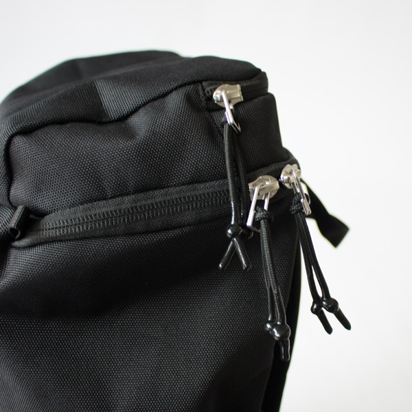 ファスナーには閉開しやすいストラップ付き(BLACK WITH BLACK WEBBING) ファスナーには閉開しやすいストラップ付き(BLACK WITH BLACK WEBBING)