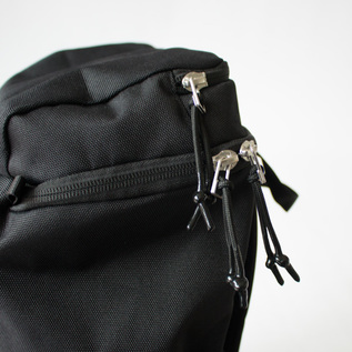 ファスナーには閉開しやすいストラップ付き(BLACK WITH BLACK WEBBING) ファスナーには閉開しやすいストラップ付き(BLACK WITH BLACK WEBBING)