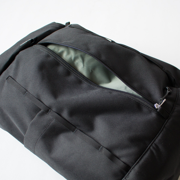 バックパックの正面にはファスナー付きポケット(BLACK WITH BLACK WEBBING) バックパックの正面にはファスナー付きポケット(BLACK WITH BLACK WEBBING)