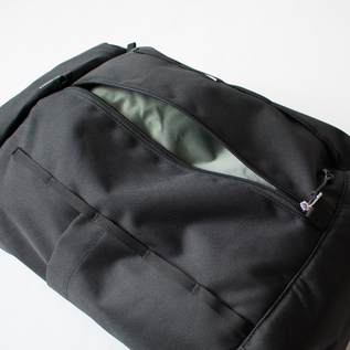 バックパックの正面にはファスナー付きポケット(BLACK WITH BLACK WEBBING) バックパックの正面にはファスナー付きポケット(BLACK WITH BLACK WEBBING)