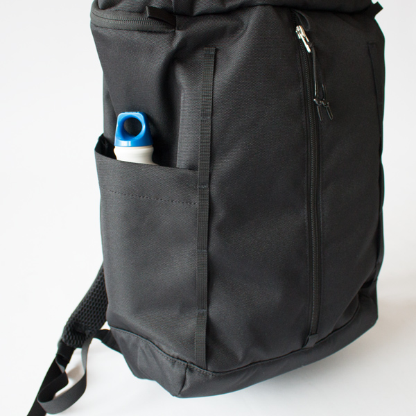 伸縮性のあるポケットが両サイドに付いています(BLACK WITH BLACK WEBBING) 伸縮性のあるポケットが両サイドに付いています(BLACK WITH BLACK WEBBING)