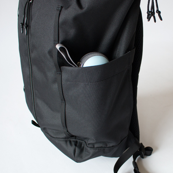 伸縮性のあるポケットが両サイドに付いています(BLACK WITH BLACK WEBBING) 伸縮性のあるポケットが両サイドに付いています(BLACK WITH BLACK WEBBING)