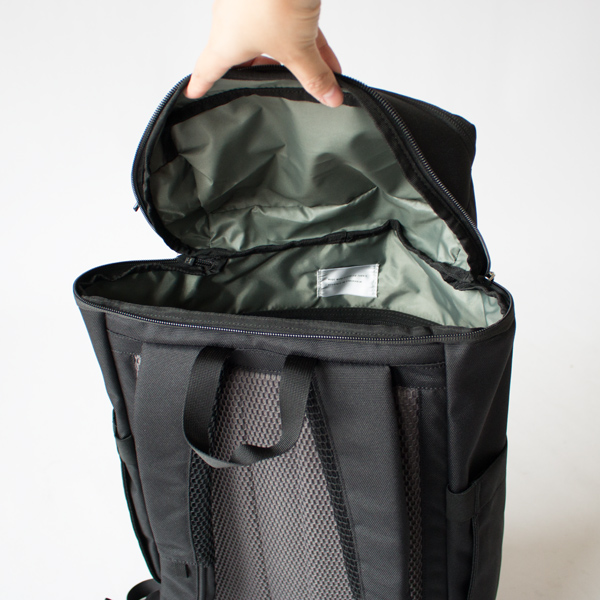 収納しやすい開口部(BLACK WITH BLACK WEBBING) 収納しやすい開口部(BLACK WITH BLACK WEBBING)