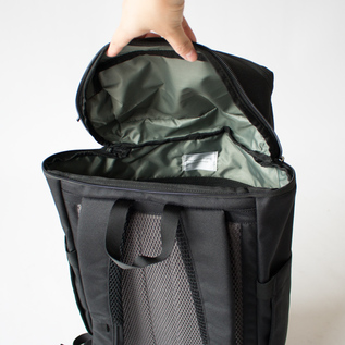 収納しやすい開口部(BLACK WITH BLACK WEBBING) 収納しやすい開口部(BLACK WITH BLACK WEBBING)
