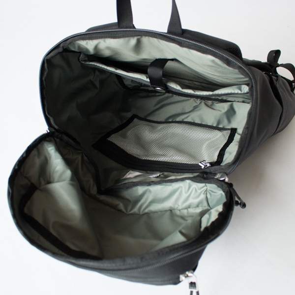 メッシュポケットには、鍵やスマホなど必需品を(BLACK WITH BLACK WEBBING) メッシュポケットには、鍵やスマホなど必需品を(BLACK WITH BLACK WEBBING)