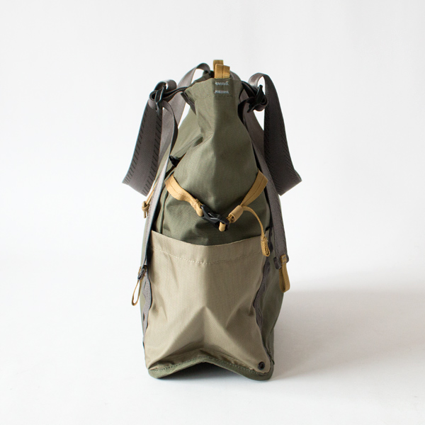 引き裂きや擦り傷に強いリサイクルナイロンを使用しています(MULTI TREKK GREEN LEAF GREEN) 引き裂きや擦り傷に強いリサイクルナイロンを使用しています(MULTI TREKK GREEN LEAF GREEN)