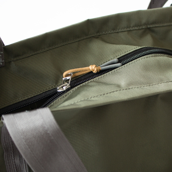 ファスナーが付いているので中身が見える心配がありません(MULTI TREKK GREEN LEAF GREEN) ファスナーが付いているので中身が見える心配がありません(MULTI TREKK GREEN LEAF GREEN)