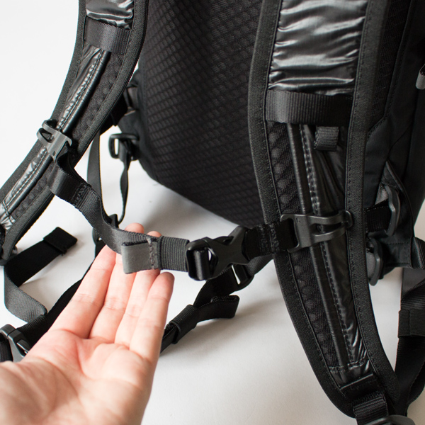 チェストストラップ付きで体にフィットしやすい仕様(BLACK ) チェストストラップ付きで体にフィットしやすい仕様(BLACK )