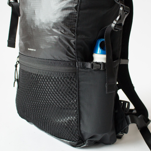 外側のサイドポケットには折り畳み傘や500mlのペットボトルなどが収納できます(BLACK ) 外側のサイドポケットには折り畳み傘や500mlのペットボトルなどが収納できます(BLACK )