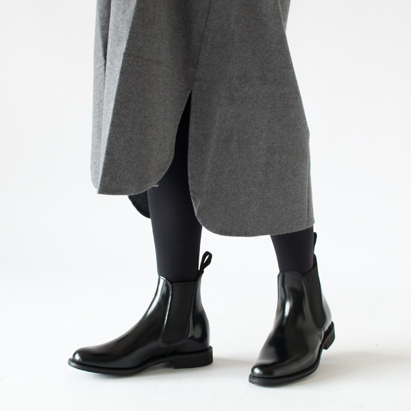 深めのスリットでボトムスとのレイヤードも楽しめます(GREY)