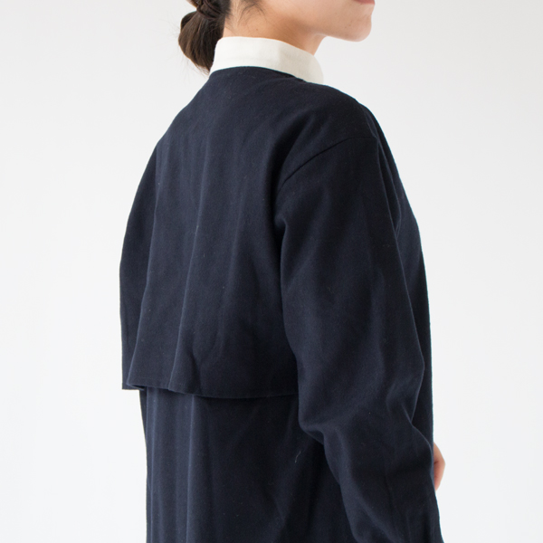 背中のアンブレラヨークが可愛らしい(NAVY)