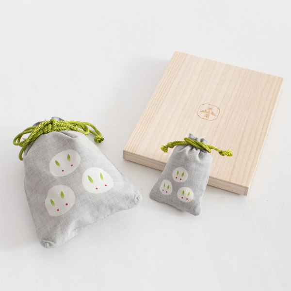桐箱にセットになっています（限定 雪うさぎ）