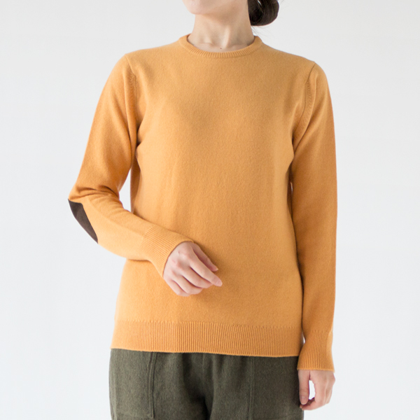 クルーネックエルボーパッチセーター（HARVEST GOLD）身長162cm