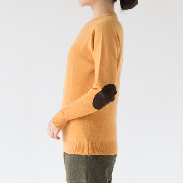クルーネックエルボーパッチセーター（HARVEST GOLD）身長162cm